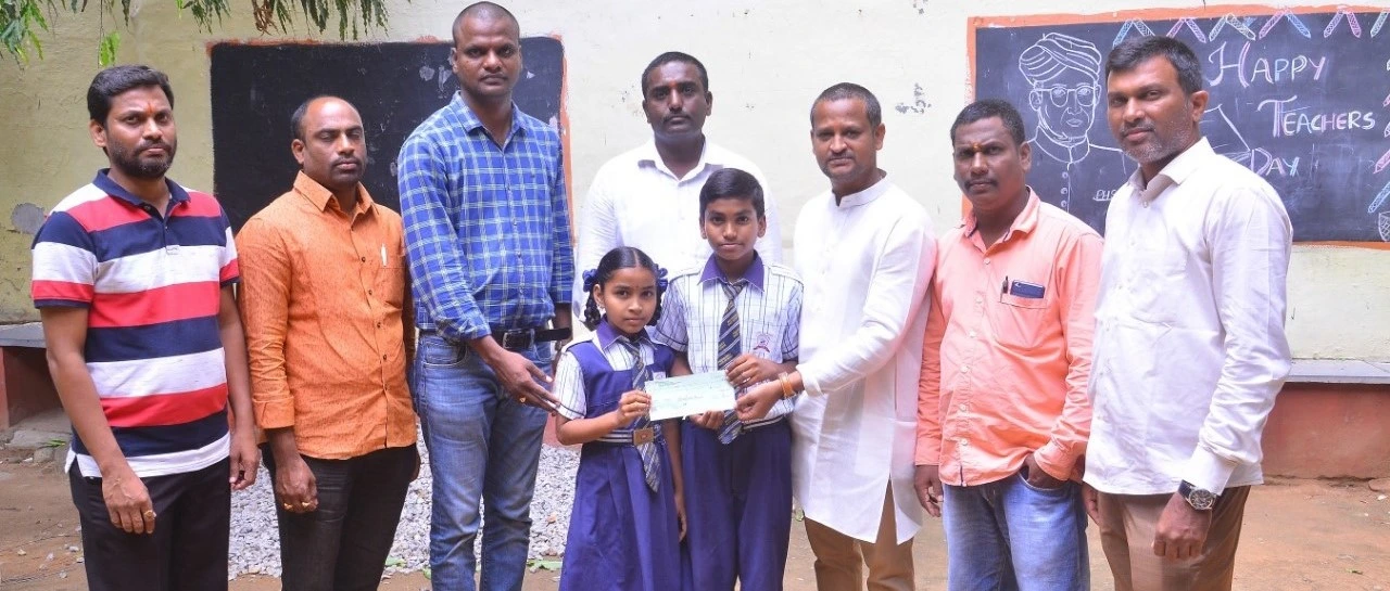 Volunteers giving financial support for Students